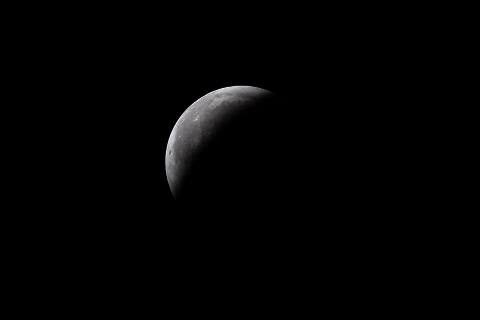 Un'eclissi totale di Luna: la Luna diventa rossa