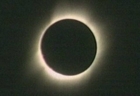 Un'eclissi totale di Sole: la Luna copre il Sole e si vede la corona