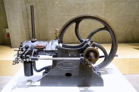 Un antico motore a quattro tempi dell'Ottocento