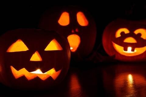 Una zucca di Halloween intagliata con una candela dentro